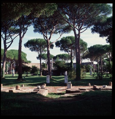 Romersk kunst: utsikt over ruinene av det arkeologiske området macellum (Marche Square) i Ostia av Roman