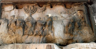 Romersk kunst: "" Triumffeste av alliansens ark med Menorah eller Menora (lysestake med 7 grener)"" Relieff fra det 1. århundre. Titusbuen, Foro Romano (romersk forum), Roma av Roman