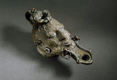 Romersk kunst: bronseoljelampe i form av et ansikt. 1. eller 2. århundre e.Kr. Spanias museum for Ampurias (Empurias) av Roman