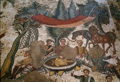 Romersk kunst: detalj av mosaikken "" Den lille jaktdelen"" Jegere hviler og spiser lunsj i en skog. 315-350 e.Kr. Piazza Armerina, Villa Romana del Casale av Roman