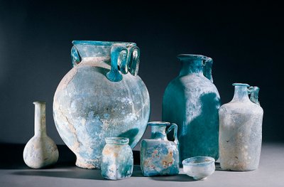 Romersk kunst: glassvaser og kanner. Fra Pompeii. 1. århundre e.Kr. Napoli, Nasjonalt arkeologisk museum av Roman