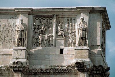 Romersk kunst: lavt marmorrelieff som representerer fordelingen av subsidier til folket (til venstre) og overgivelsen av en barbarisk leder (til høyre). 312-315 e.Kr. Konstantinbuen, Roma av Roman