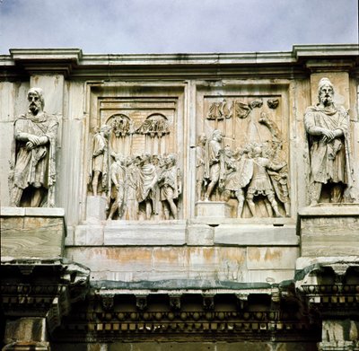 Romersk kunst: lavt marmorrelieff som representerer fordelingen av subsidier til folket (til venstre) og overgivelsen av en barbarisk leder (til høyre). 312-315 e.Kr. Konstantinbuen, Roma av Roman