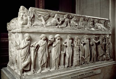 Romersk kunst: marmorsarkofag dekorerer strømper som viser musene og en bankettscene. Fra Ostia. 120-130 e.Kr. Paris, Louvre-museet av Roman