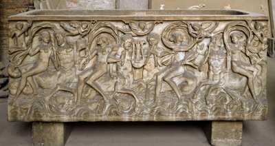 Romersk kunst: sarkofag dekorerer lave relieffer som representerer en kortege av menader, kentaurer som danser og spiller musikk. Slutten av det 3. århundre. Museo Nazionale Romano (o delle Terme), Roma av Roman