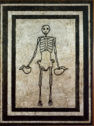 Romersk kunst: skjelett som holder to kanner. Mosaikk fra det 1. århundre. Napoli, museo nazionale archeologico - romersk kunst: skjelett som holder to mugger. Mosaikk fra det 1. århundre fra Pompeii. Nasjonalt arkeologisk museum, Napoli, Italia av Roman