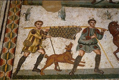 Romersk kunst: to slaver bærer et villsvin. Detalj av mosaikk av "" Det lille jaktlaget"" 315-350 e.Kr. Piazza Armerina, Villa Romana del Casale av Roman