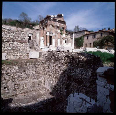 Romersk kunst: utsikt over hovedstaden (capitolium), 73 e.Kr., Brescia, Italia av Roman