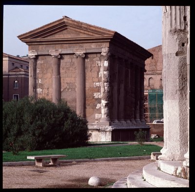 Romersk kunst: utsikt over ruinene av Portunus-tempelet (tempel for manlig formue), arkeologiske stedet for Boarium Forum, 70-80 e.Kr., Roma, Italia (romersk kunst: utsikt over tempelet til Fortuna Virilis (Portunus) Roma, Italia) Fotografi av Roman