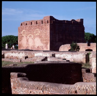 Romersk kunst: utsikt over ruinene av hovedstaden, det arkeologiske stedet Ostia av Roman
