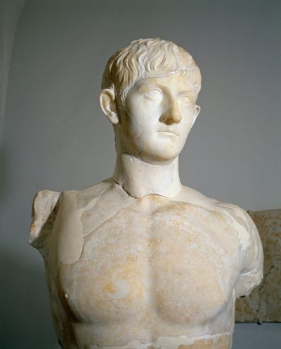 Romersk sivilisasjon, marmorstatue av Drusus III, sønn av Germanicus og Agrippina den eldste fra Roselle, Augusteum, Toscana-regionen, Italia av Roman