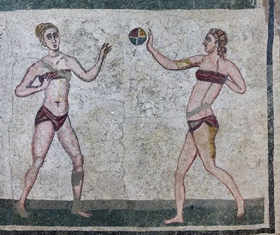 Room of the Girls som representerer idrettsutøvere som er engasjert i en friidrettskonkurranse iført en todelt badedrakt (mosaikk) av Roman