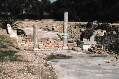 Ruinene av en gate med to statuer av Roman