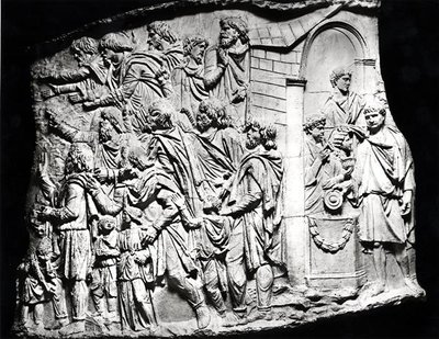 Offerscene, en rollebesetning hentet fra Trajans søyle, AD 113 (gips) (s/hvitt-bilde) av Roman