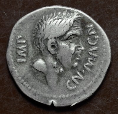Sølvmynt med bilde av Pompee den store (Gneo Pompeo den store eller Gnaeus Pompeius Magnus av Roman