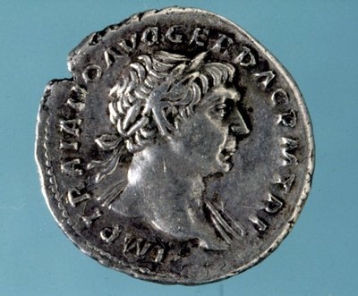 Sølvmynt med bilde av den romanske keiseren Trajan (53 - 117). Samling av medagliere i Milano. av Roman