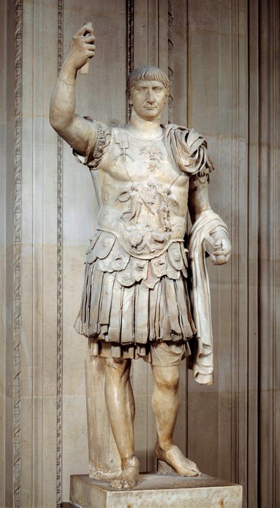 Statue av den romerske keiseren Trajan (Marcus Ulpius Traianus eller Traiano) (53-117 e.Kr.) stående, slagskip. Rundt 108 e.Kr. Søn 2 m Paris, Louvre-museet av Roman