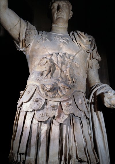 Statue av den romerske keiseren Trajan (Marcus Ulpius Traianus eller Traiano) (53-117 e.Kr.) stående, slagskip. Detalj av rustningen som representerer keiser Domitian (Domiziano eller Domitianus) (51-96). Rundt 108 e.Kr. Søn 2 m Paris, Louvre-museet av Roman