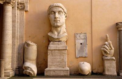 Gårdsplassen til Palace of the Conservatives (Palazzo dei conservatori) ved Musei Capitolini (Capitol): fragmenter av den kolossale statuen av Konstantin fra 313-324 e.Kr. (marmor) av Roman