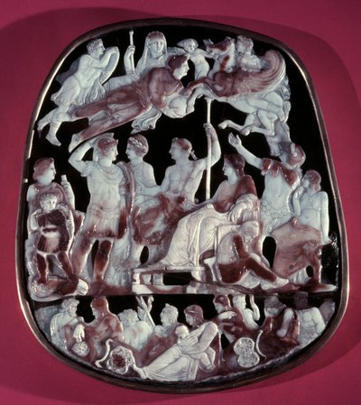 Den store kameoen til Det hellige kapell eller kameen til Augustus apoteose: 24 skikkelser er representert, inkludert den romerske keiseren Augustus (i midten), Caesar Germanicus, Tibere, Nero, Caligula og Livie (Livia Drusilla Augusta, 58 f.Kr.). På toppe av Roman