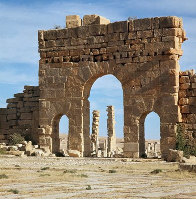 Utsikt over det arkeologiske stedet gjennom Antoninus-porten av Roman