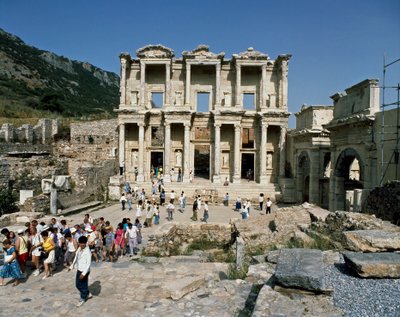 Utsikt over Celsus-biblioteket, bygget i 117. Detalj av frisen av Roman