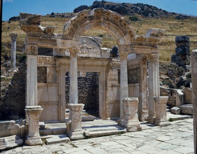 Utsikt over Hadrians tempel på gaten til Curetes. av Roman