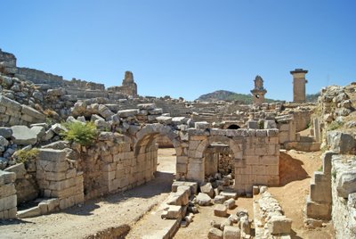 Utsikt gjennom den hvelvede inngangen til Xanthos-teatret inn i orkestergraven, og viser søyle og Harpy-grav, Xanthos, Tyrkia (bilde) av Roman