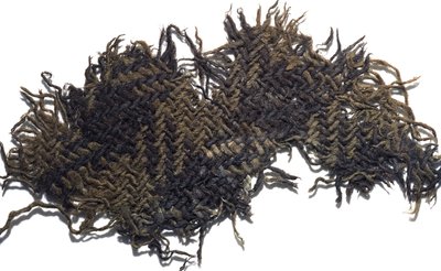 Ulltøyfragment med en enkel rutedesign, fra munningen av en krukke som inneholder en skare romerske mynter, fra Falkirk, ca. 230 e.Kr. (ull) av Roman