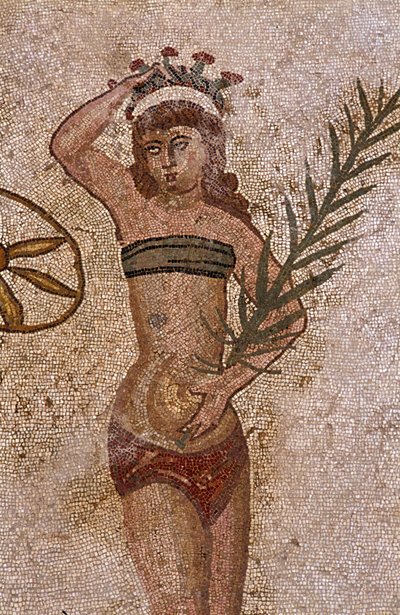 Unge romere engasjerte seg i fysiske øvelser. De bærer en lendeduk rundt nyrene og en strophium (ancetra av BH-en) på brystet. Et brød rundt nyrene. Palmegrenen de holder er et symbol på seier. Romersk mosaikk fra det 3. - 4. århundre av Vi av Roman