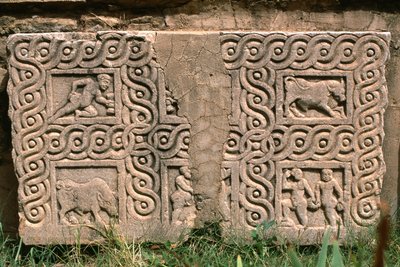 Arkitektonisk fragment med utskåret dekorasjon, høy keiserperiode (27 f.Kr.-395 e.Kr.) (se detalj 267012) av Roman Imperial Period