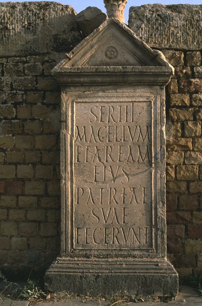 Stela med en inskripsjon på Sertius Market High Imperial Period (27 f.Kr.-395 e.Kr.) av Roman Imperial Period