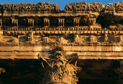 Temple of Bacchus, detalj av entablaturen, High Imperial Period 27 BC-395 AD foto av Roman Imperial Period