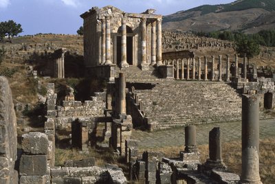 Utsikt over tempelet til Septimian-familien, High Imperial Period (27 BC-395 AD) (se også 267064 og 267065) av Roman Imperial Period