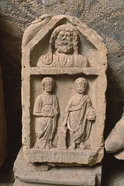 Votiv stela dedikert til Saturn, den høye keisertiden (27 f.Kr.-395 e.Kr.) av Roman Imperial Period