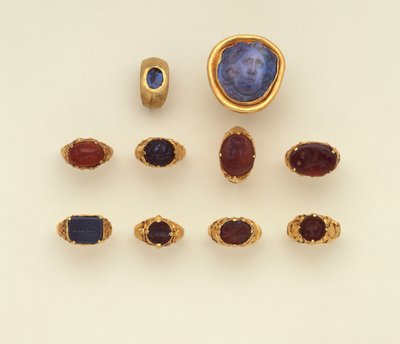En romersk gull- og kalsedon dypring, en stor romersk blågrå kalsedon Medusa-hodekamé og et utvalg ringer, to ringer i Seljuk-stil (kalsedon) av Roman Roman
