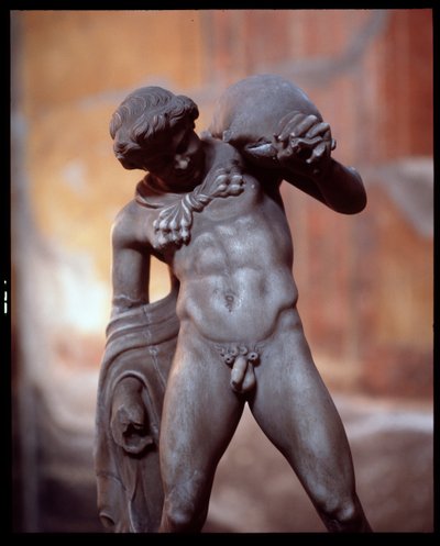 En satyr med et vinskinn. skulptur i Casa dei Cervi-huset, 5. århundre f.Kr.-1. århundre av Roman Roman