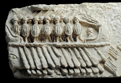 Bireme som bærer væpnede soldater (lavt relieff) av Roman Roman
