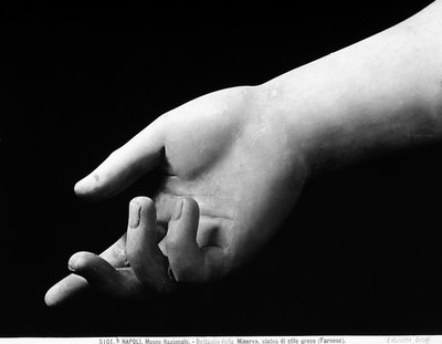 Detalj av hånden til Athena Farnese av Roman Roman