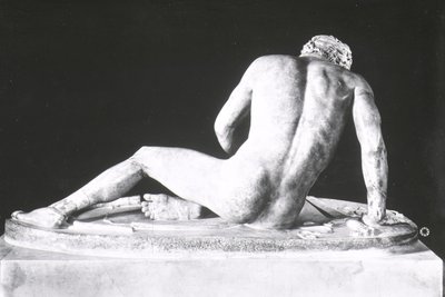 Dying Gaul, kopi av en gresk original fra ca. 230-220 f.Kr. av Epigonos (marmor) (s/hvitt foto) (sett bakfra) av Roman Roman