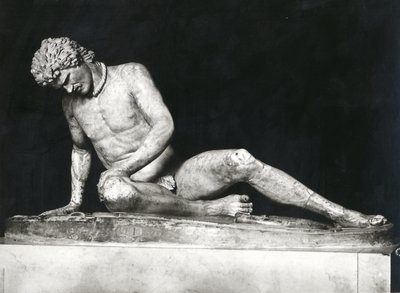 Dying Gaul, kopi av en gresk original fra ca. 230-220 f.Kr. av Epigonos (marmor) (s/hvitt foto) av Roman Roman