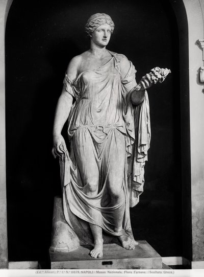 Kvinnestatue kalt Flora Farnese, 2.-3. århundre e.Kr. (marmor) (s/hvitt-bilde) av Roman Roman