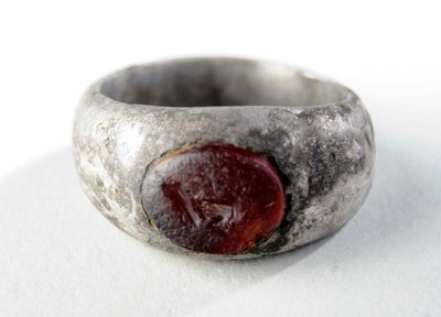 Fingerring med dyptrykk (sølv) av Roman Roman