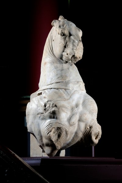 Fremre del av en hest (marmor) (se også 371182 og 371183) av Roman Roman