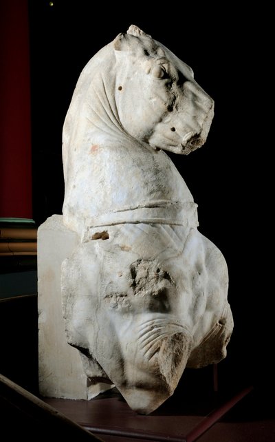 Fremre del av en hest (marmor) (se også 371183 og 371184) av Roman Roman