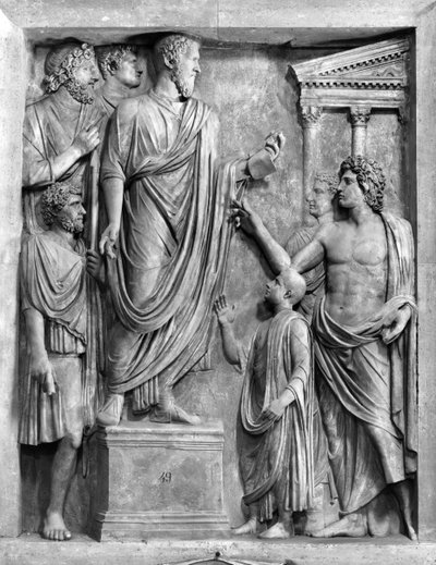 Marcus Aurelius (121-180 e.Kr.) holder en tale på forumet, eller Hadrian (76-138 e.Kr.) holder en begravelsestale for Sabine, sannsynligvis 3. eller 4. århundre e.Kr. (marmor) (s/hvitt foto) av Roman Roman