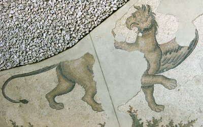 Mosaikk som viser en løve Griffon, Arasta Bazaar, Sultan Ahmet-moskeen, Istanbul. av Roman Roman
