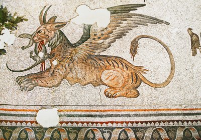 Mosaikk som viser en Tigress-Griffon som spiser en øgle, Arasta Bazaar, Sultan Ahmet-moskeen, Istanbul. av Roman Roman
