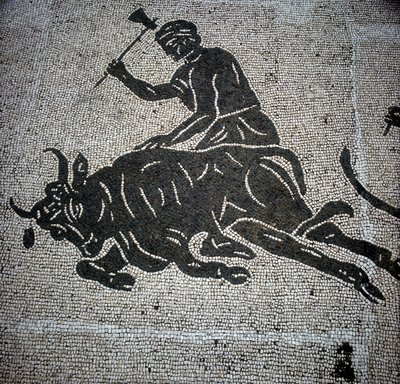 Mosaikk som viser en scene av en okseslakting og funnet i Ostia (Ostia) (nær Roma). For tiden bevart i den tidligere Ostia brannhall. av Roman Roman