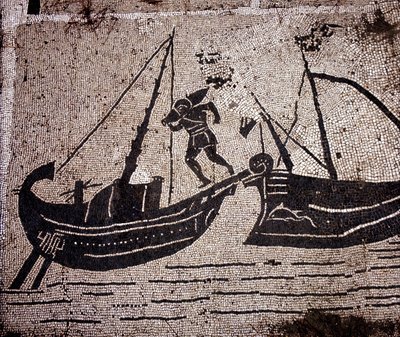 Ostia (Ostia) eldgammel, mosaikk av Place des Corporations. Laster en båt. av Roman Roman